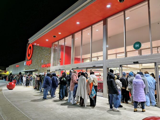 Shoppers Shake Off Turkey Hangovers To Hit The Highlands for Black Friday